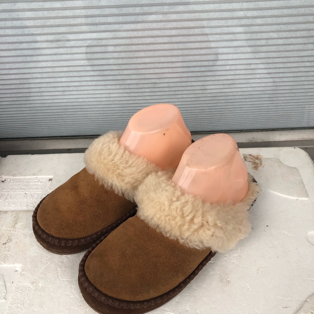 UGGI 1013001K Cozy Women’s Brown Shearling Slippers Shoes Size 4